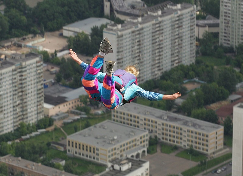 Парашютистку, упавшую с 4 000 метров без парашюта, спасли муравьи