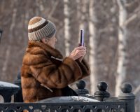 женщина со смартфоном