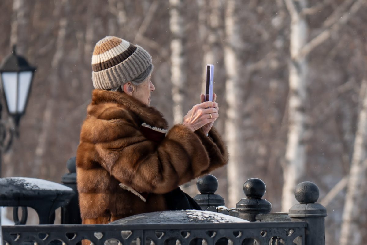 женщина со смартфоном