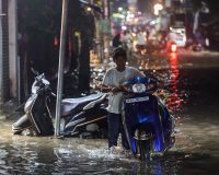 Во Вьетнаме из-за наводнения российские туристы три дня просидели в автобусе