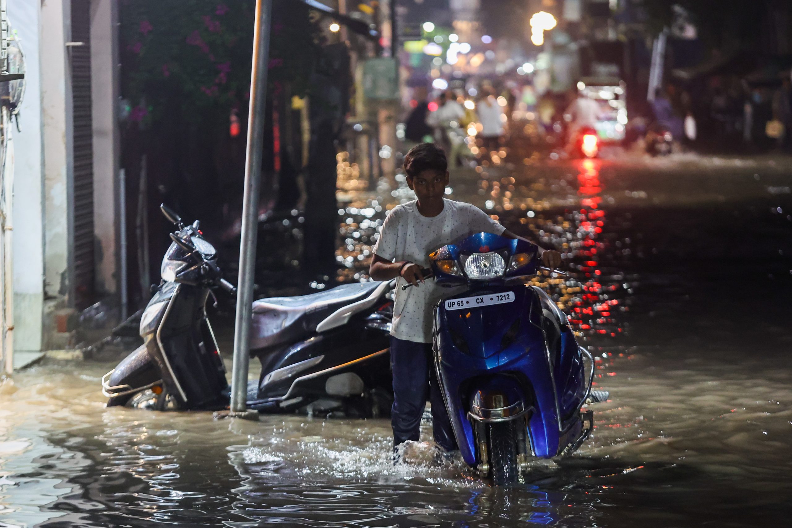 Во Вьетнаме из-за наводнения российские туристы три дня просидели в автобусе