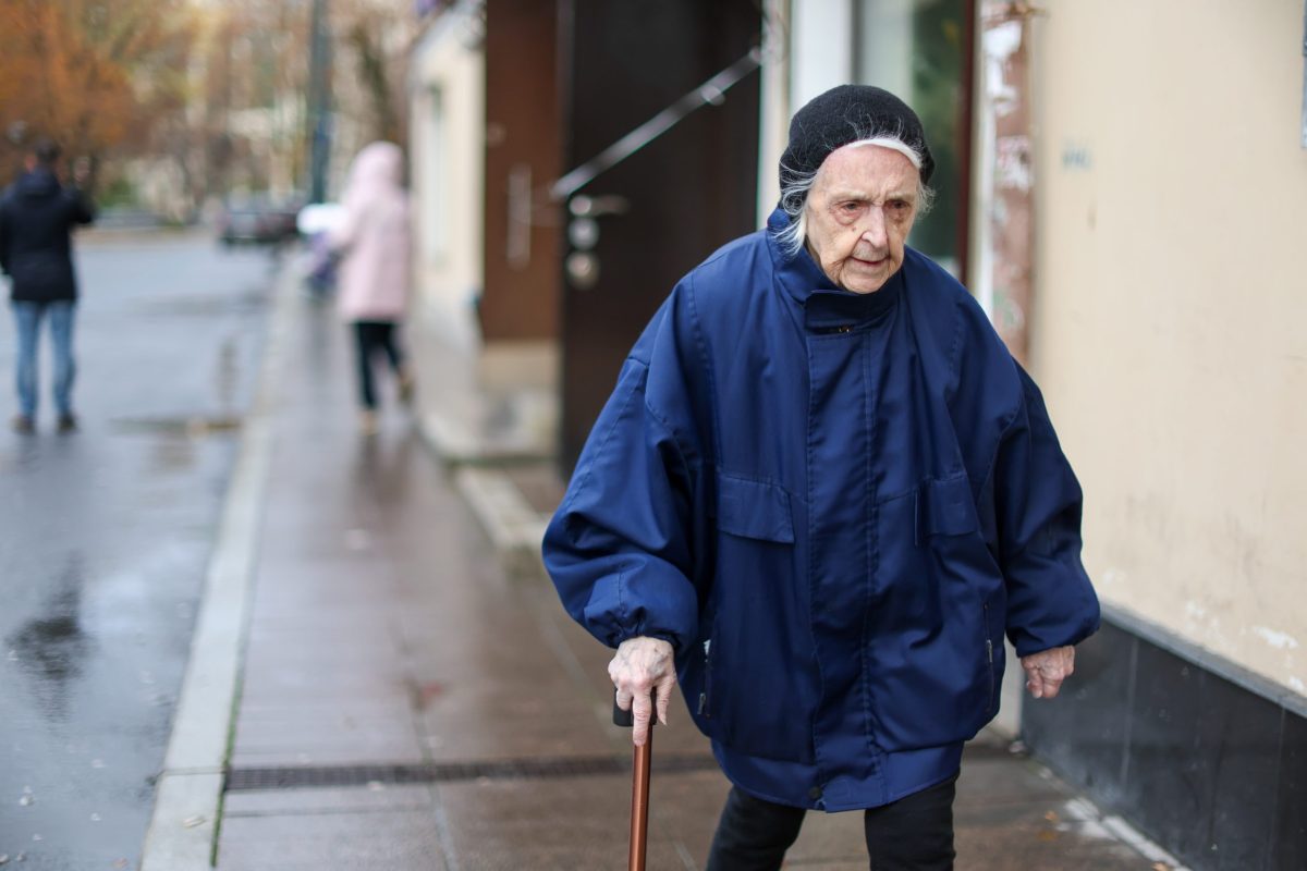 пожилая женщина