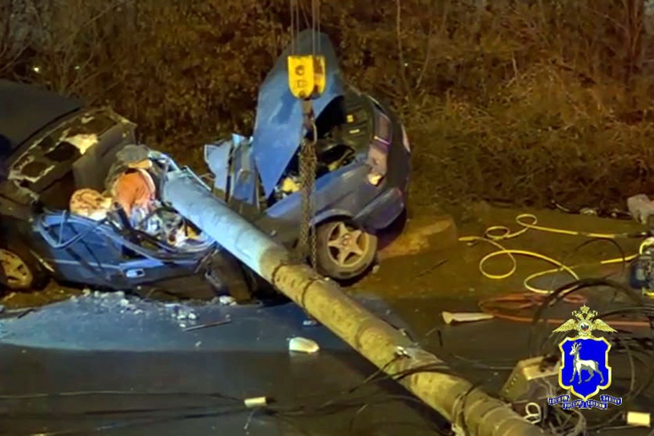 столб упал на машину