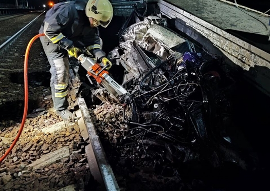 поезд сбил автомобиль