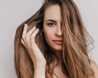 Девушка с красивыми волосами