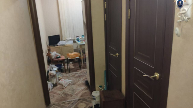 убила отца и ранила мать