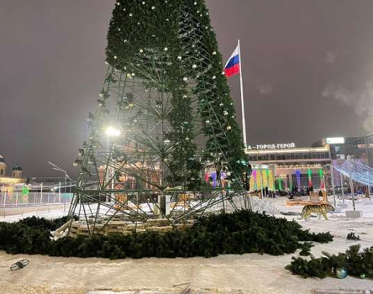 В Туле на площади Ленина начали установку новой новогодней елки