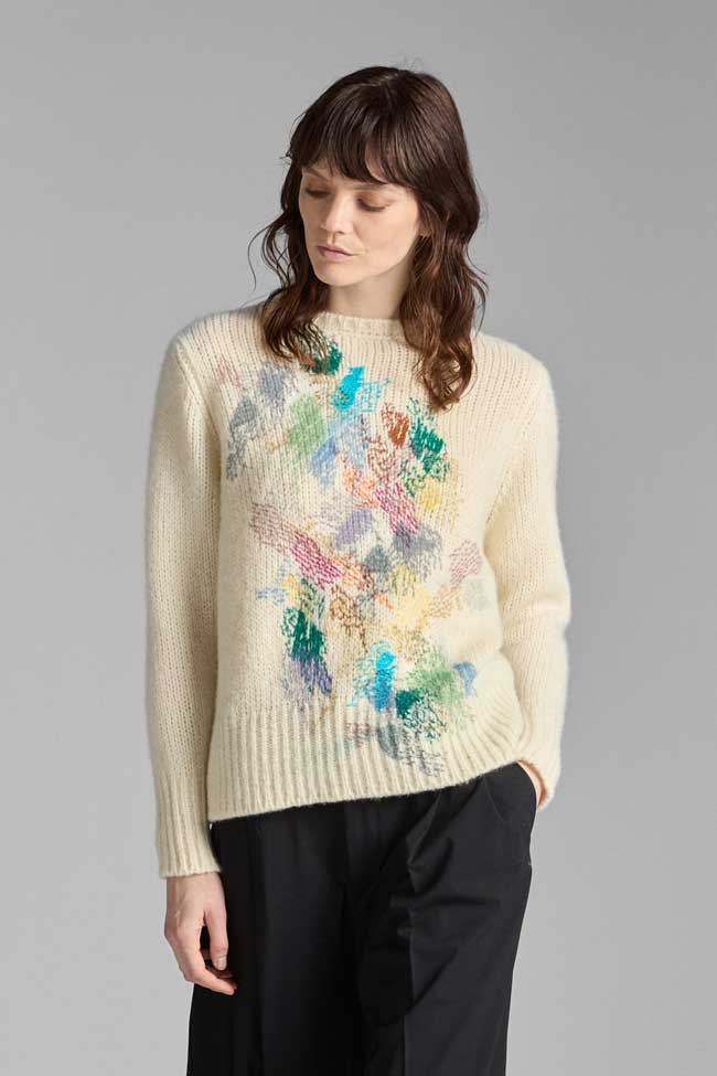 Джемпер Avant Toi из шерсти мериноса и кашемира с абстрактной вышивкой. Доступен в двух цветовых решениях: бежевом и темно-синем.