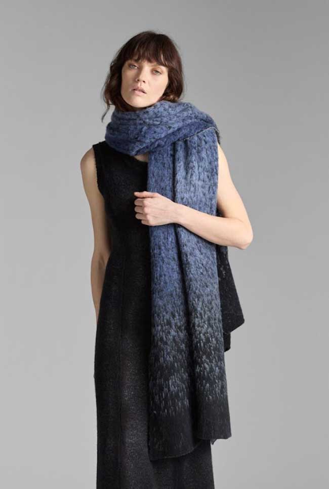 Джемпер Avant Toi из шерсти мериноса и кашемира с абстрактной вышивкой. Доступен в двух цветовых решениях: бежевом и темно-синем.