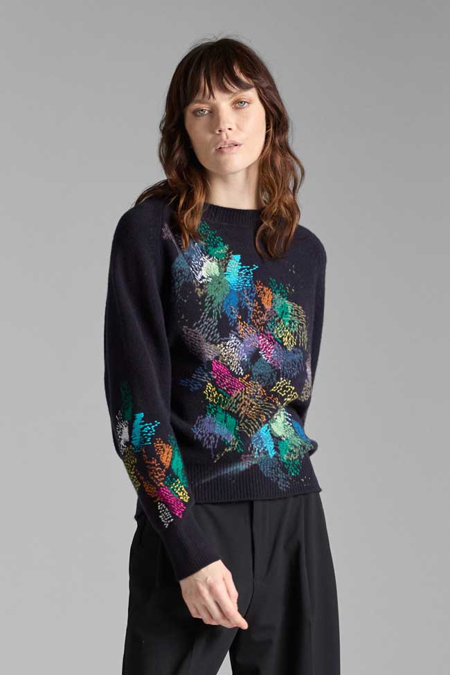 Джемпер Avant Toi из шерсти мериноса и кашемира с абстрактной вышивкой. Доступен в двух цветовых решениях: бежевом и темно-синем.