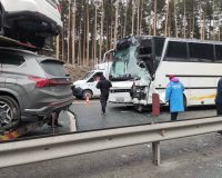 автобус с детьми протаранил грузовик