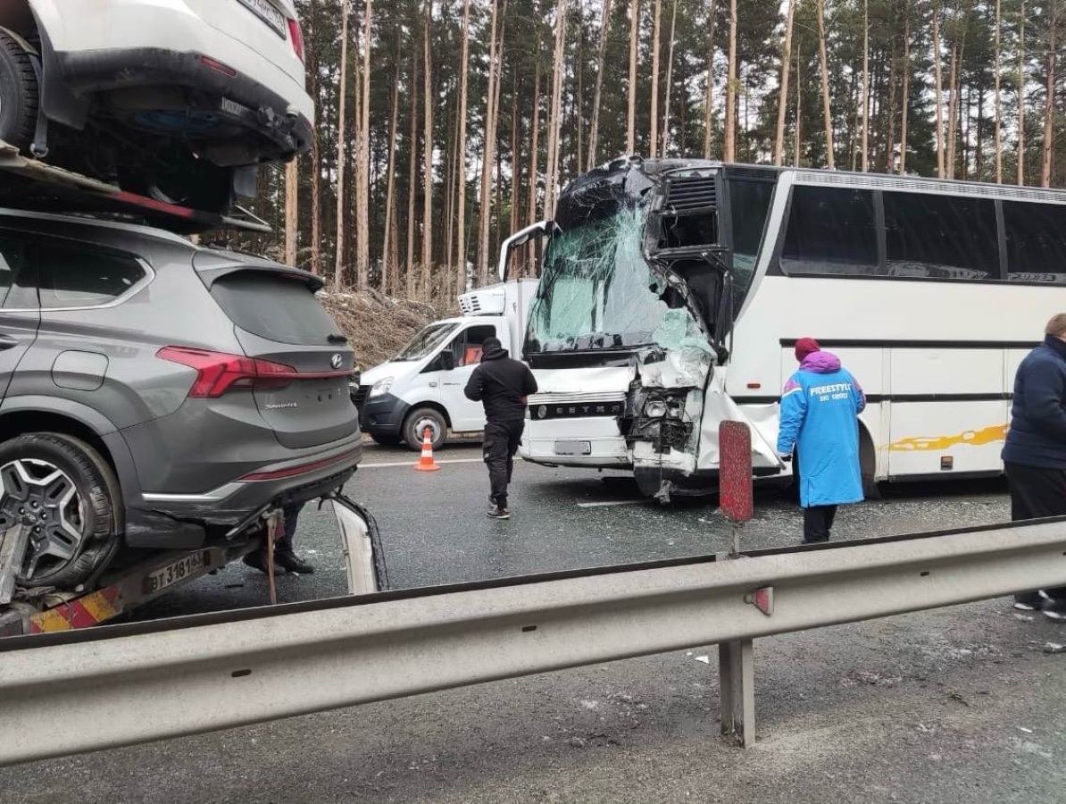 автобус с детьми протаранил грузовик