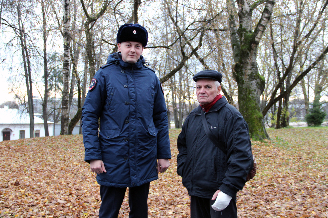 Новгородский автоинспектор помог пострадавшему пенсионеру экстренно добраться в травмпункт