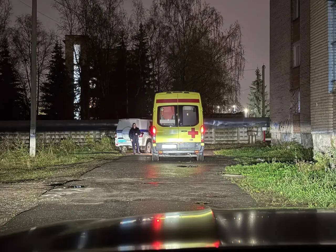 В Великом Новгороде подросток выпал из окна восьмого этажа