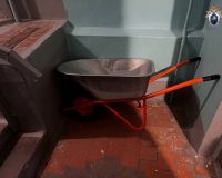 убил мужчину и пытался вынести тело в ковре