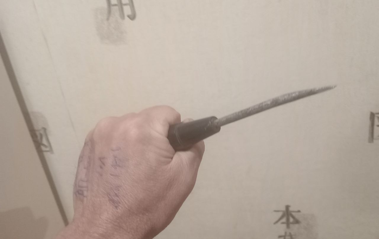 В Великом Новгороде воришка пошёл с отвёрткой на сотрудника магазина