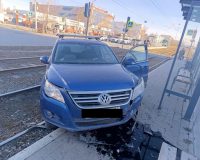 трамвай врезался в остановку