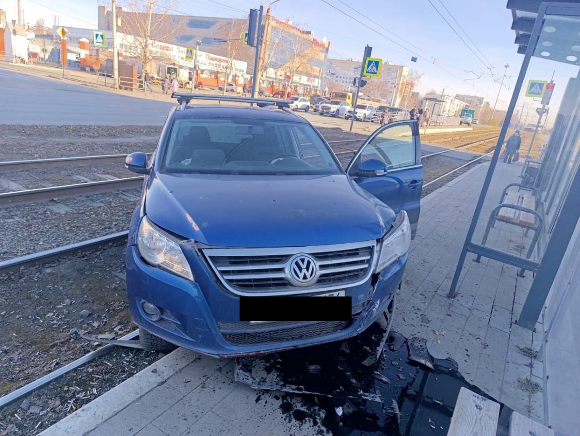 трамвай врезался в остановку