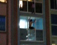 ребенок повис с балкона