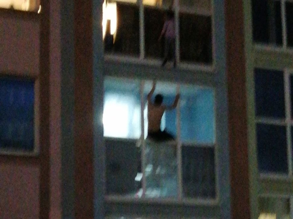 ребенок повис с балкона
