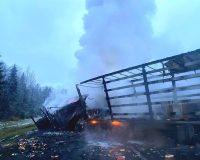 В Новгородской области после столкновения воспламенились две фуры