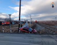 столкнулись тепловоз и легковушка