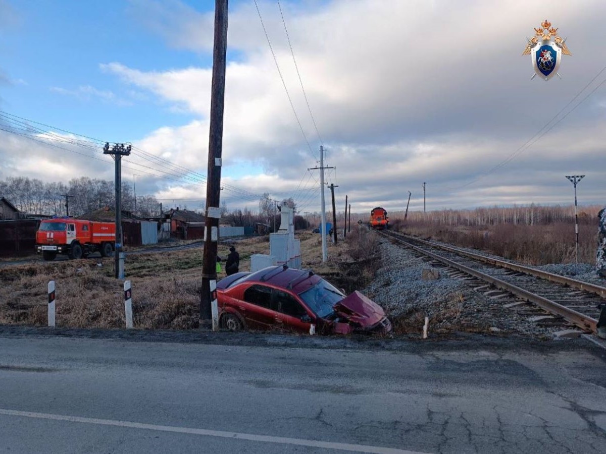 столкнулись тепловоз и легковушка