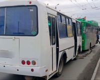 два автобуса столкнулись, четверо пострадали