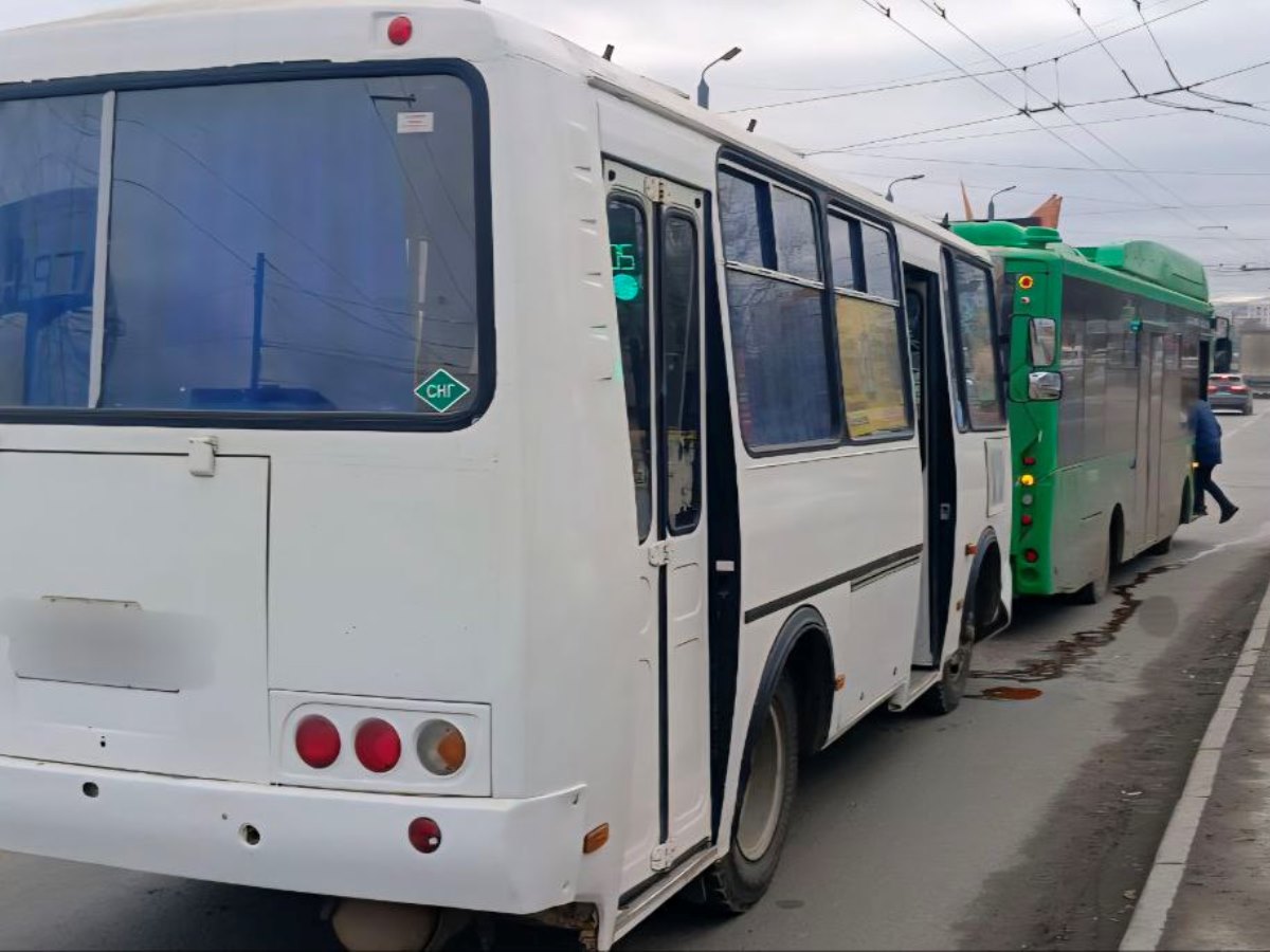 два автобуса столкнулись, четверо пострадали