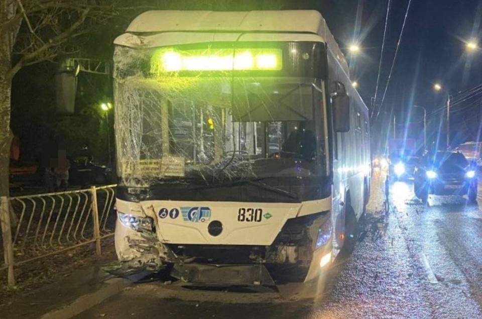 дтп автобус и столб