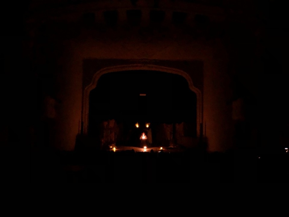 спектакль без света