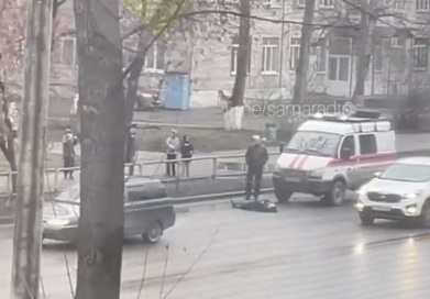 легла перед машиной