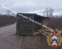В Тульской области на «Золотом кольце» перевернулся грузовик с камнями