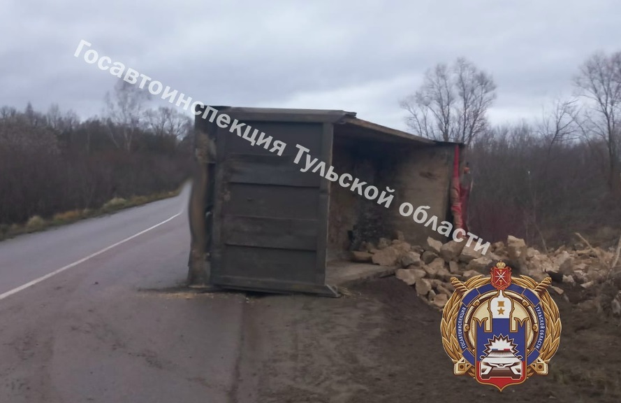 В Тульской области на «Золотом кольце» перевернулся грузовик с камнями