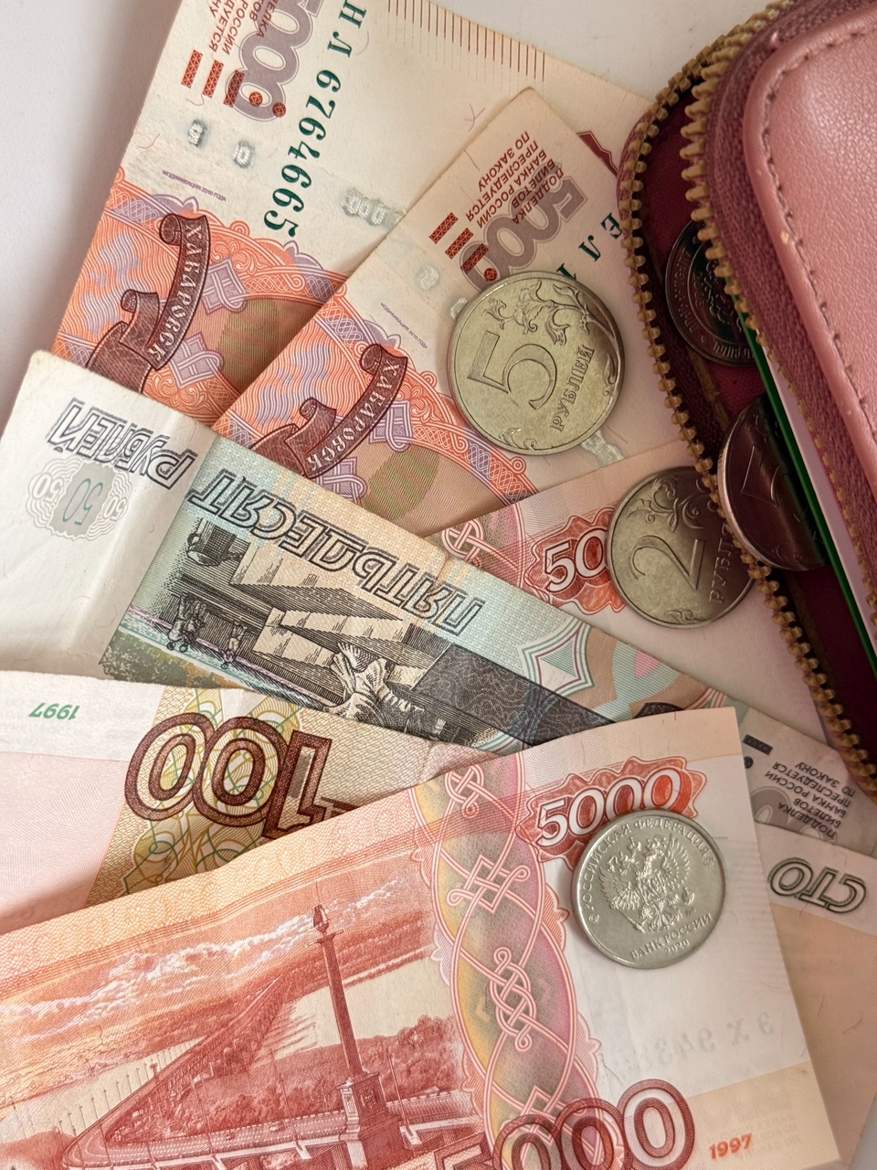 Пенсионерка в Иванове отдала 300 тысяч рублей незнакомцу у своего подъезда