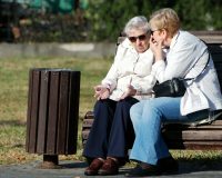пенсионеры беседуют на лавочке