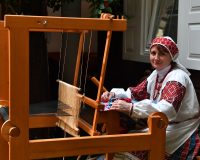 Женщина за работой