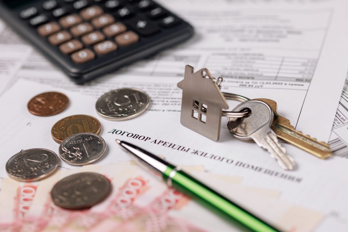 калькулятор, ключи, документы