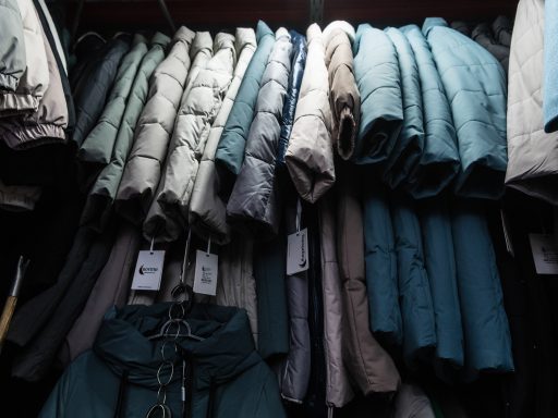 магазин, пуховики