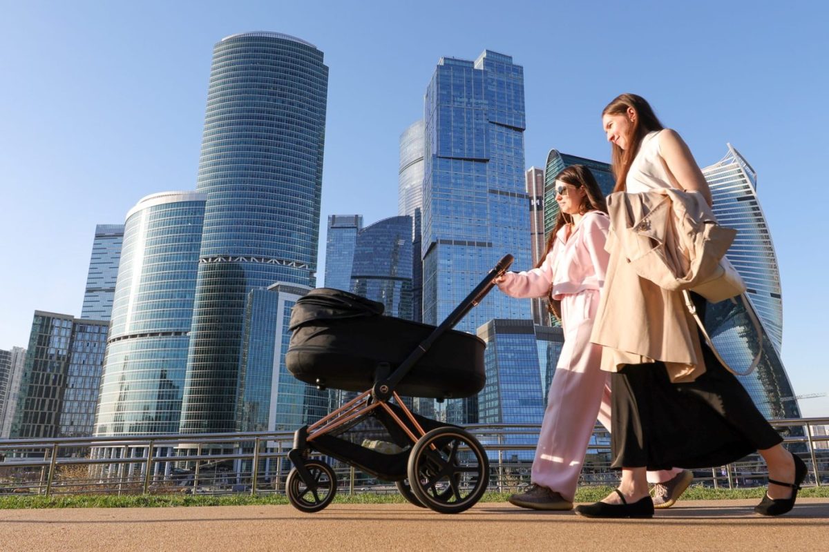 семья с детской коляской