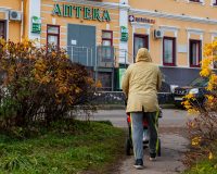 Человек идет в аптеку