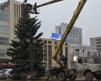 В Иванове ель на площади Победы украсили гирляндами