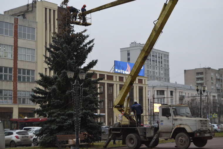 В Иванове ель на площади Победы украсили гирляндами