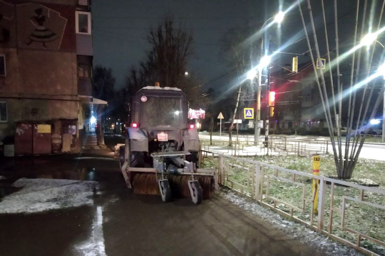 Городские службы обработали дороги Иванова от гололеда