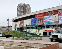 На площади Пушкина начали собирать главную ёлку Иванова