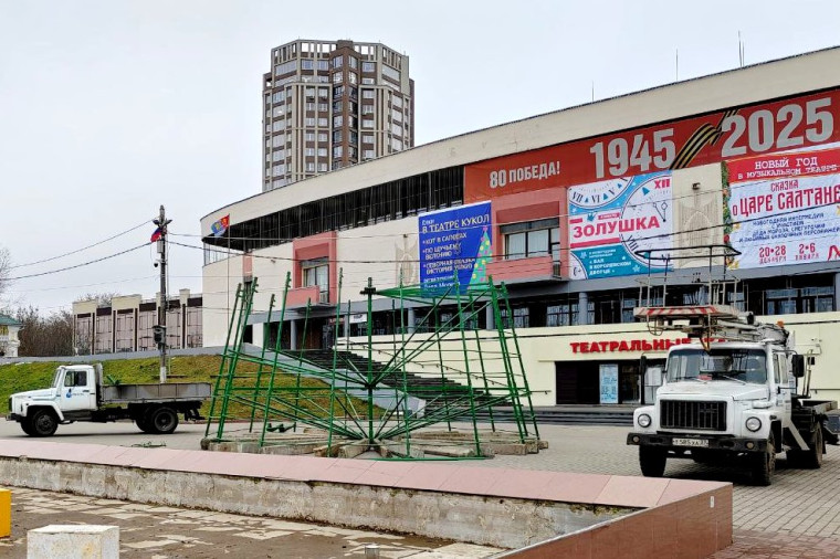 На площади Пушкина начали собирать главную ёлку Иванова