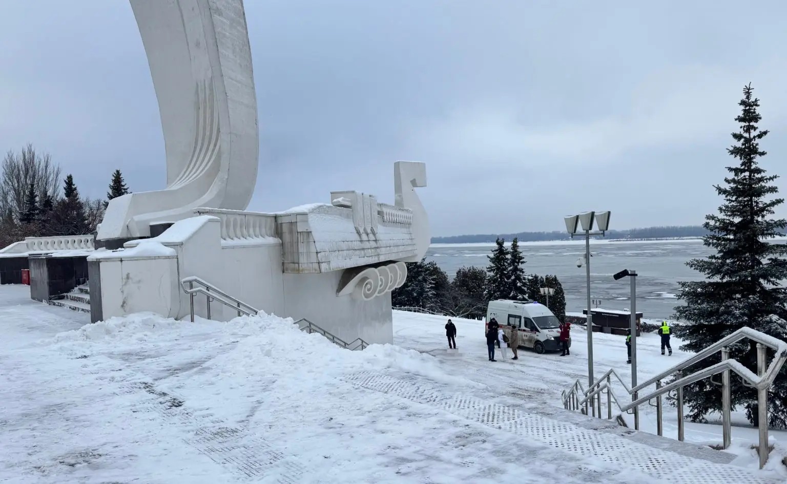 с ладьи упал мужчина