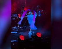 Ева Польна своим танцем с лентами затмила подтанцовку Булановой