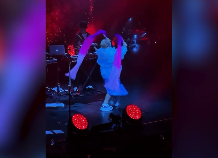 Ева Польна своим танцем с лентами затмила подтанцовку Булановой