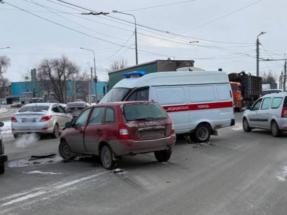 Лада врезалась в автомобиль Скорой помощи